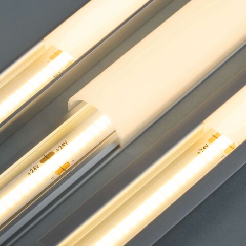 3 flache Profile (FLEX, SK, FKK) nebeneinander mit homogen ausgeleuchteter Abdeckung dank verbautem COB LED Streifen mit warmweißer Lichtfarbe