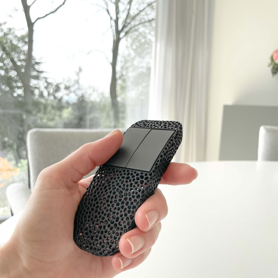 Abbilgung der CASAMBI Fernbedienung MESH. Anwendungsbeispiel, in der Hand gehalten