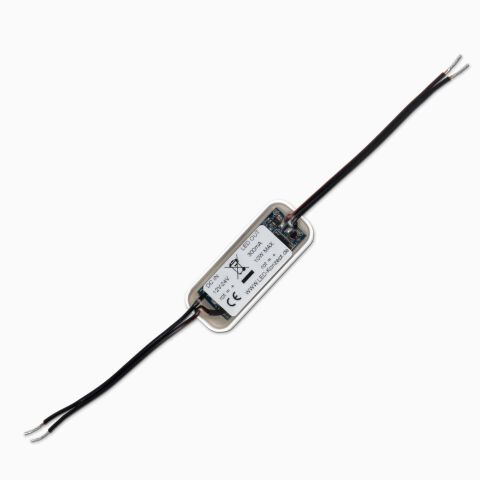 Draufsicht auf die Rückseite vom CV-CC Konverter. Leistungsdaten sind auf dem rückseitigen Aufkleber zu sehen