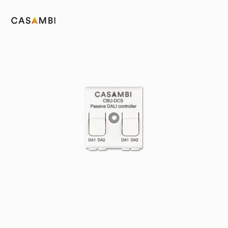 Produktbild vom CASAMBI CBU-DCS DALI-Gateway. Weißes Kunststoff-Gehäuse freigestellt vor grauen Hintergrund