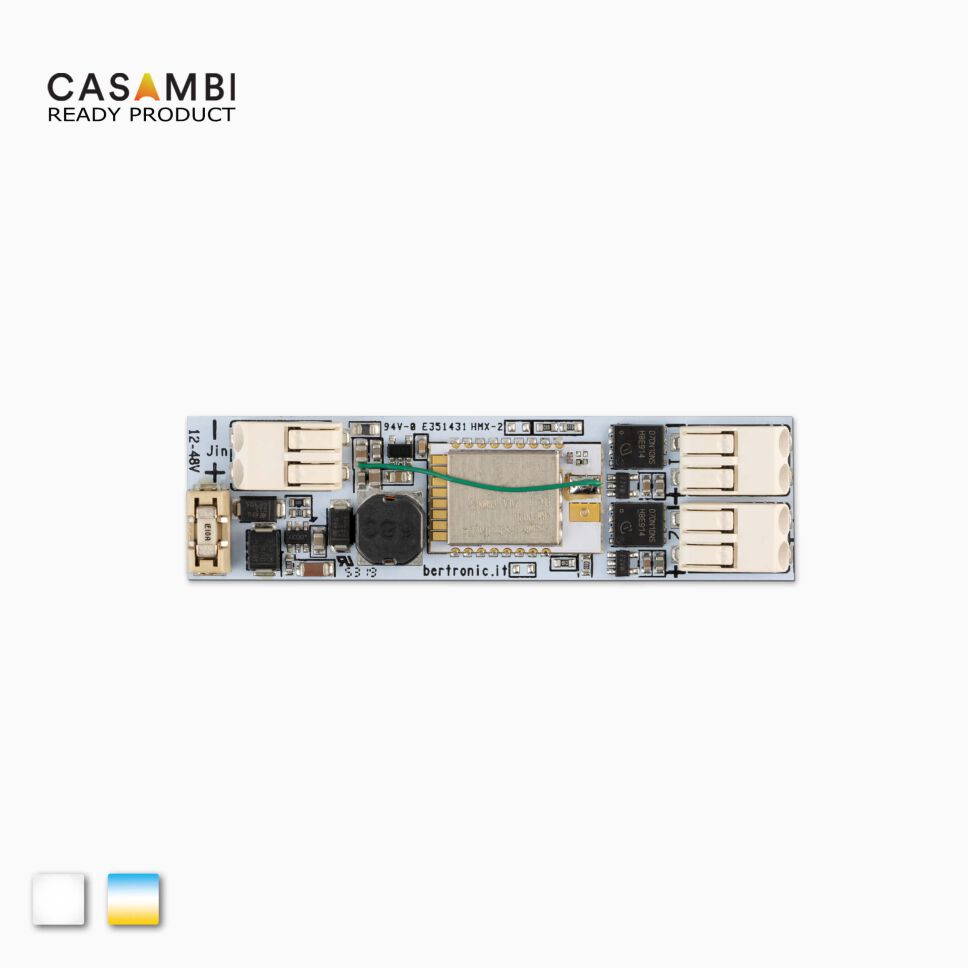 Draufsicht auf den CASAMBI 2-Kanal PWM-Dimmer auf Leiterplatte. Indeal zum Verbau in LED Alu Profilen, ausgestattet mit Klemmsystem. Freigestelltes Produktbild vor grauen Hintergrund.