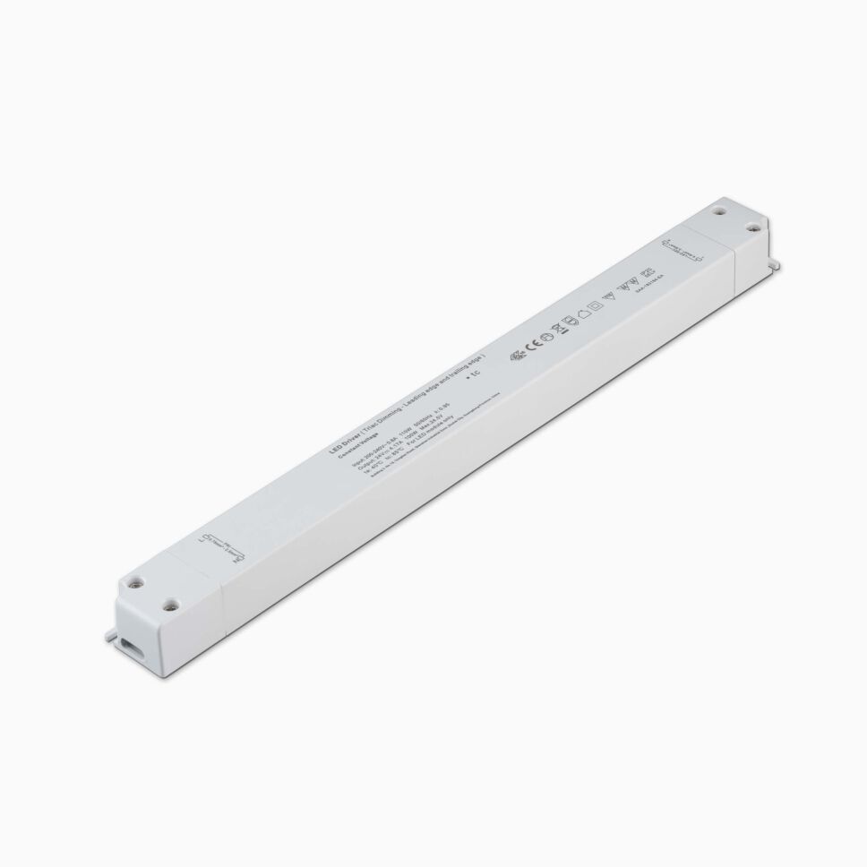 TRIAC LED Netzteil in weißem Kunststoffgehäuse mit schmaler und flacher Bauart, freigestellt vor grauen Hintergrund