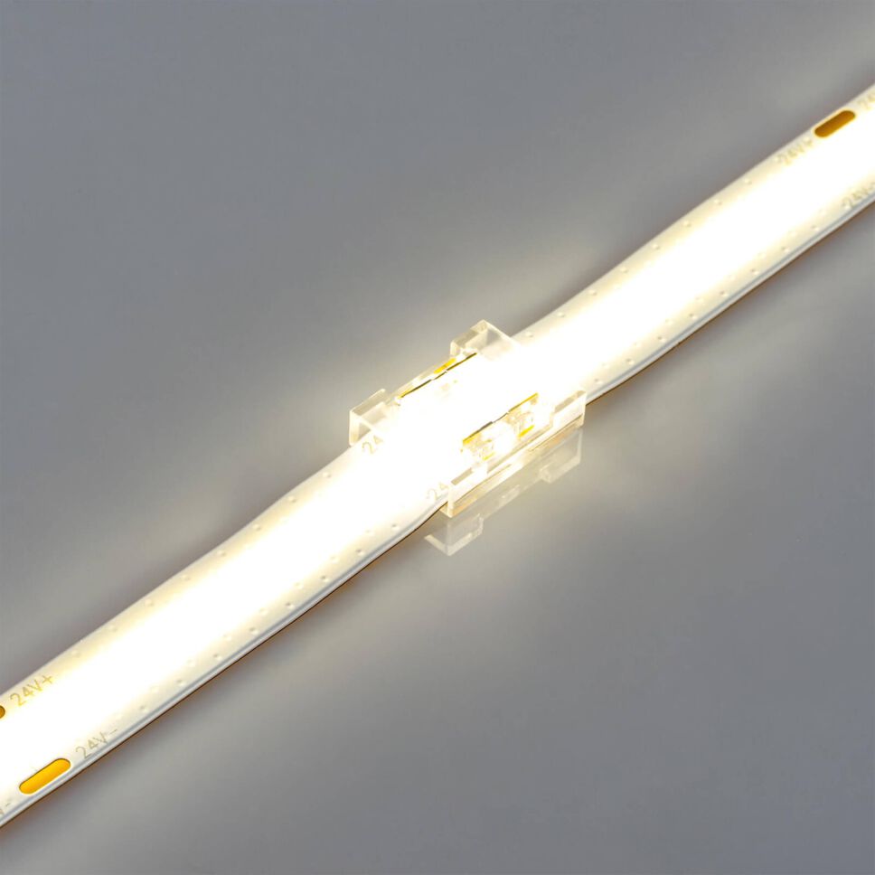 leuchtender COB LED Streifen, unterbrochen und verbunden mit einem COB-zu-COB Verbinder.