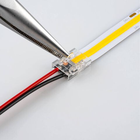 Abbildung der Fixierung des COB-zu-COB LED Verbinders per Zange. Verbindung ist fest