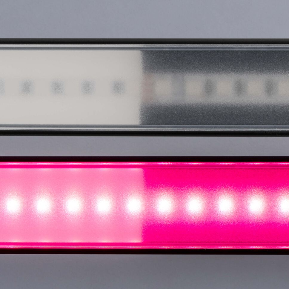 RGB LED Streifen verbaut im LED Alu Profil BASIC mit satinierter Abdeckung und dem Reflektor. Abbildung illustriert den Effekt des Reflektors