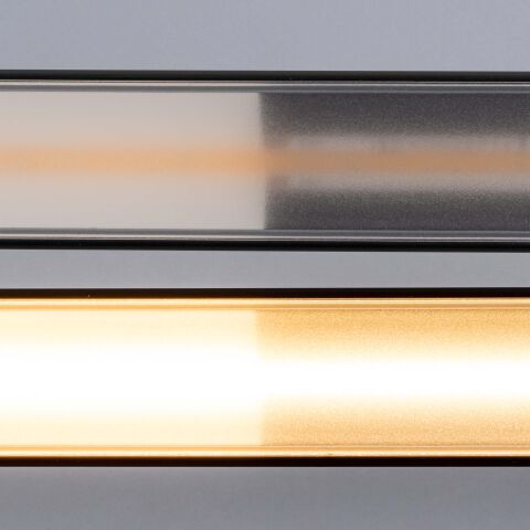 COB LED Streifen verbaut im LED Alu Profil BASIC mit satinierter Abdeckung, Reflektor ist bis zur Hälfte eingelassen. Abbildung verdeutlicht die Funktionsweise und den Effekt durch den Reflektor