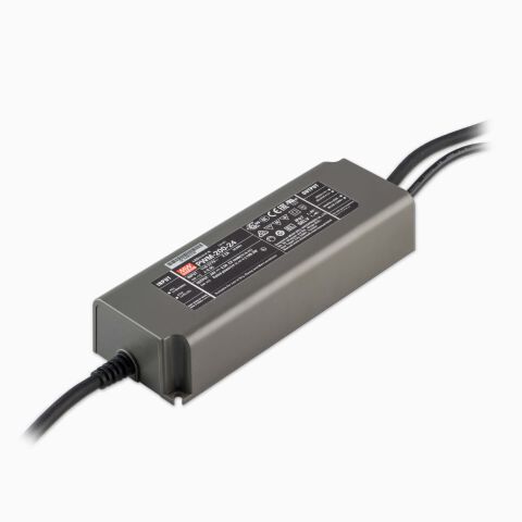 Produktbild vom LED Netzteil PWM-200-24 im schwarzen Kunststoff-Gehäuse und Steuerleitung, freigestellt vor grauen Hintergrund