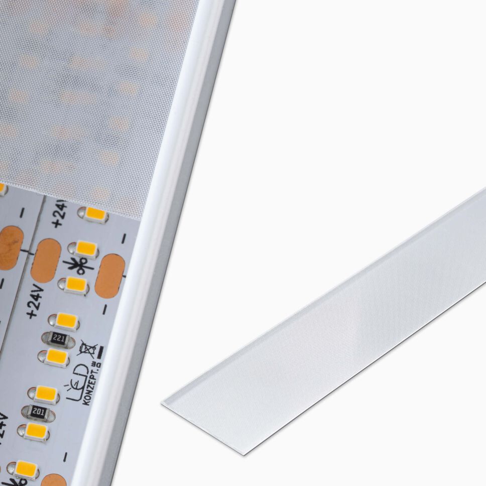 Draufsicht auf das LED Alu Profil in weiß mit halb eingeschobener Entblendungsfolie und doppelreihig installtierten LED Streifen. Direktvergleich mit ein- und ausgeschalteten LED Streifen
