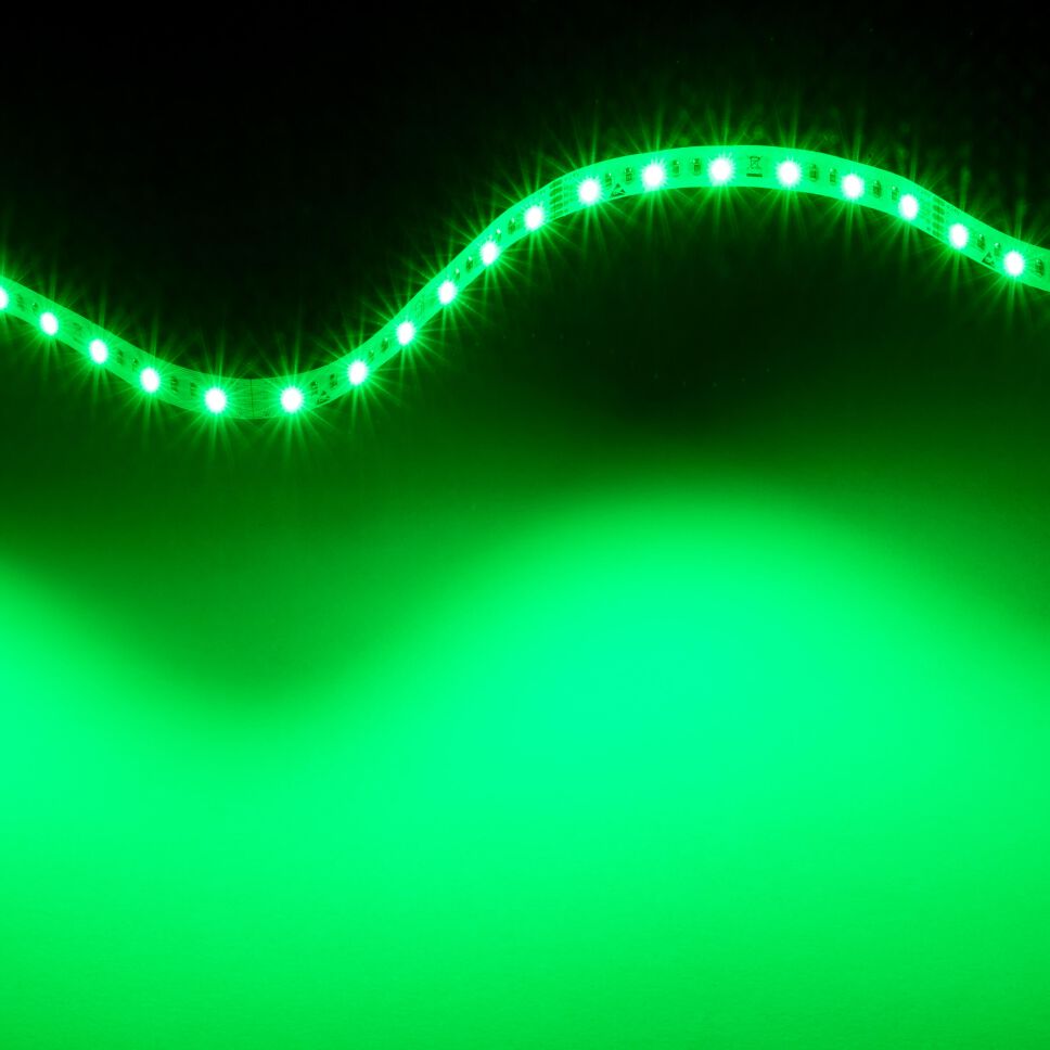 grün leuchtender RGB2W LED Streifen mit 4-in-1-Chips, der Strip ist flexibel und kann gebogen werden