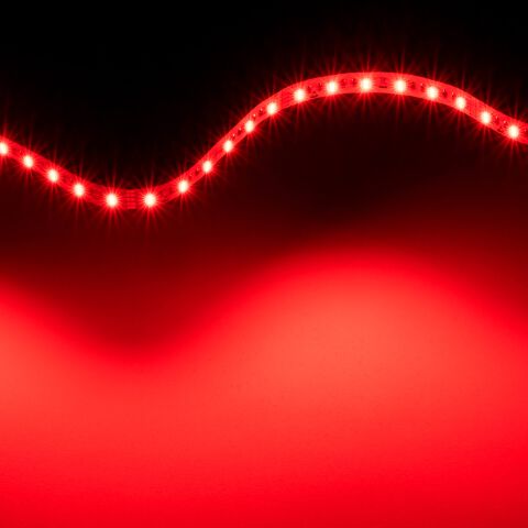 rot leuchtender RGB2W LED Streifen, der Strip ist flexibel und kann so auch rund verlegt werden zur bspw. einer Lichtwelle