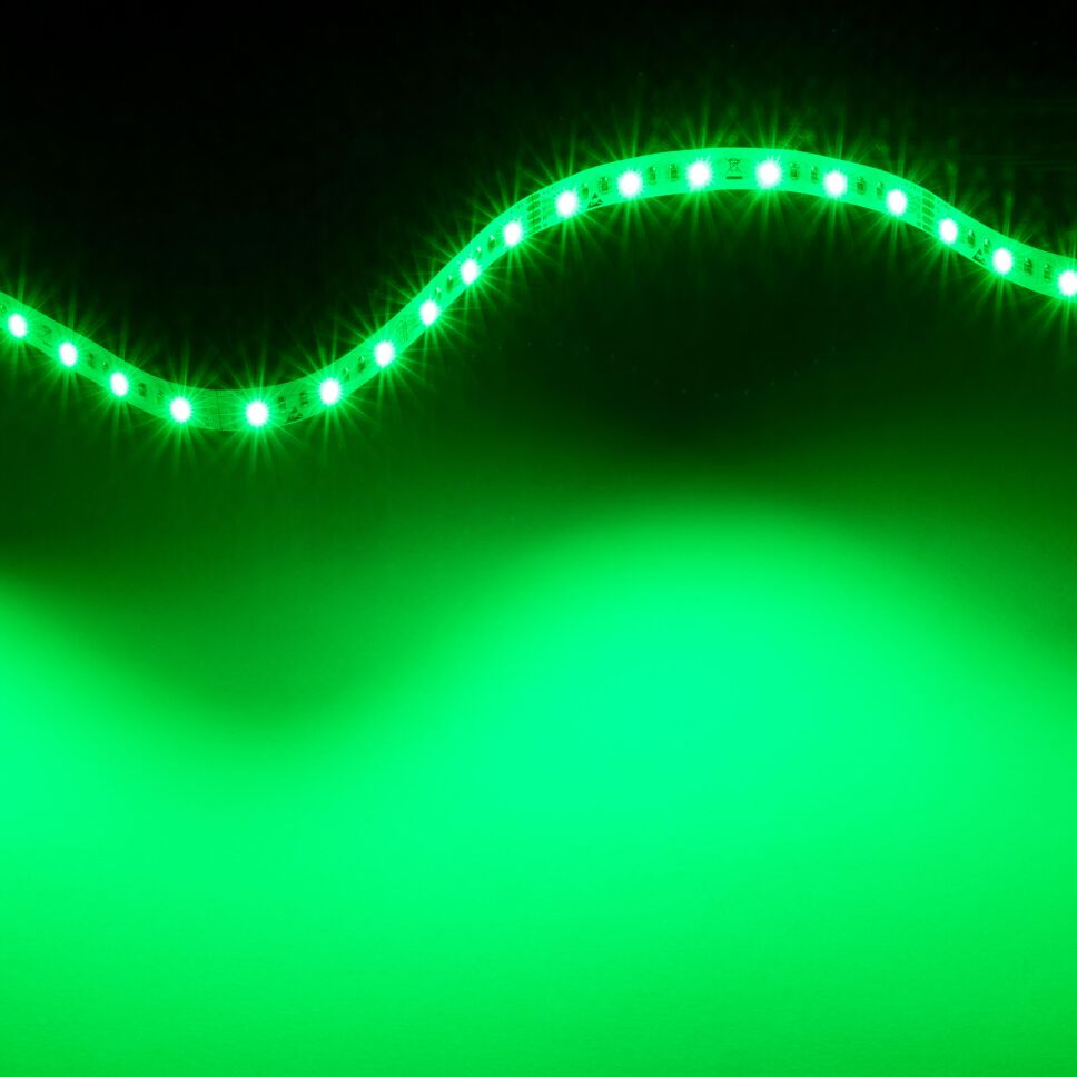 grün leuchtender RGB2W LED Streifen mit 4-in-1-Chips, der Strip ist flexibel und kann gebogen werden