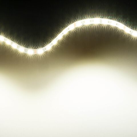 neutralweiß leuchtender RGB2W LED Streifen mit hoher Farbwiedergabe, die anderen drei Kanäle, R, G,B sind ausgeschaltet