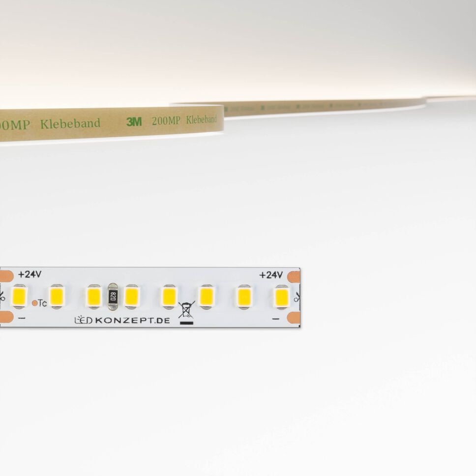 Technische Abbildung  vom neutralweiß leuchtenden 24V LED Streifen in der Draufsicht und Seitenansicht mit Bemaßung
