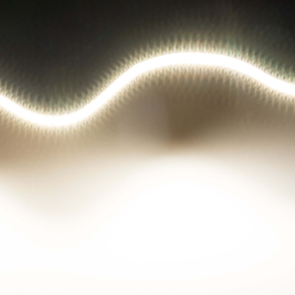 neutralweißer LED Streifen mit dichter LED Bestückung (160 Leds pro Meter) zu einer Welle gelegt, neutralweiß leuchtend mit 4000K