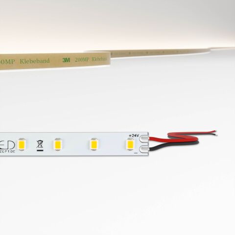 Effizienter IC LED Streifen mit regelnden Transistorschalterungen auf weißer Leiterplatte in 10mm Breite, die Illustration oben im Bild zeigt die Lichtfarbe des angebotenen LED Streifens