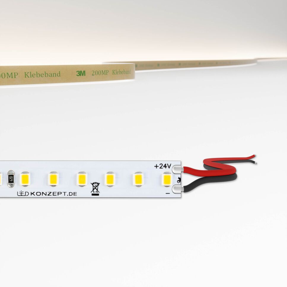 High Power LED Streifen mit neutralweißen Licht, sehr effizient, oben im Bild ist eine technische Zeichnung des LED Streifens. Produktbild, freigestellt vor grauen Hintergrund