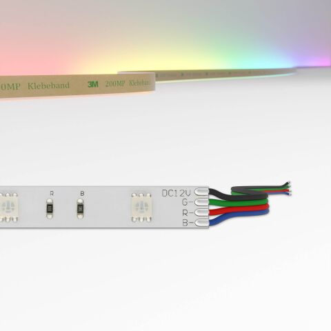RGB LED Streifen mit 5050 SMD RGB LEDs. Die Anschlussart zeigt farblich kodierten Litzenanschluss mit ca. 300cm Länge
