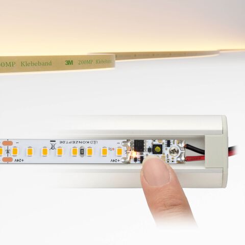 hoch effizienter, farbechter und sehr dicht bestückter LED Streifen mit 2700K warmweißen LEDs und vormontiertem Profil-Dimmer im LED Alu Profil STOS, die Kontrollleuchte des Profil-Dimmers ist aus, oben ist die Lichtfarbe illustriert