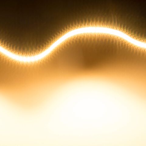 warmweiß leuchtender weißer LED Streifen mit 2700K, die flexible Leiterplatte zu einer Lichtwelle gelegt
