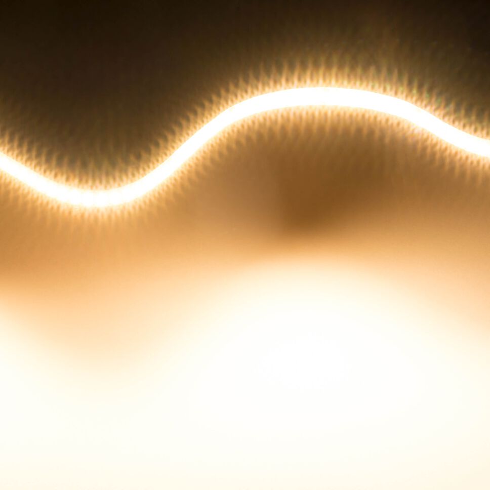 Technische Darstellung vom LED Streifen Warmweiß mit 3000K Farbtemperatur und Profil-Dimmer. Bild zeigt Draufsicht und Seitenansicht mit Bemaßung