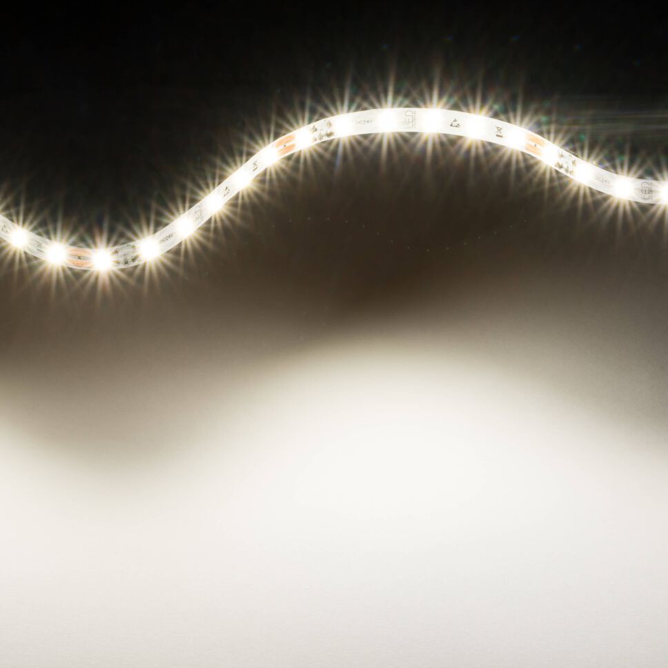 neutralweiß leuchtender LED Streifen mit flexibler Leiterplatte zu einer Lichtwelle gelegt