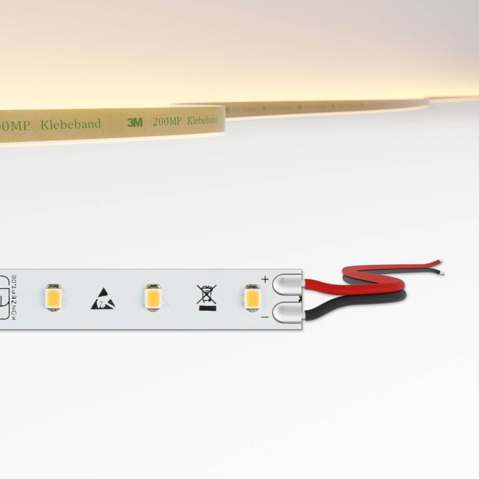 geregelter IC LED Streifen mit weißer Leiterplatte und 60 LEDs/m, oben im Bild ist die flexible Leiterplatte und Lichtfarbe illustriert