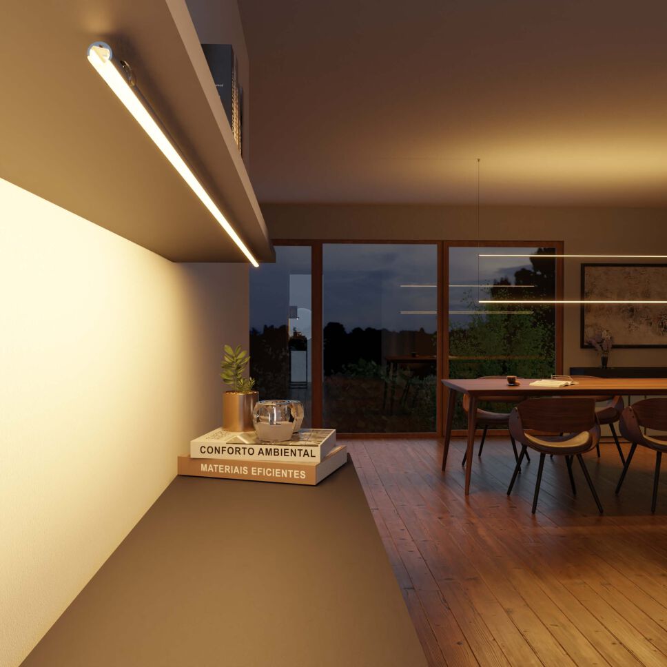Anwendungsbeispiel vom LED Alu Profil PIKO als indirekte Beleuchtungslösung über Wand als Projektionsfläche, abgehangen über Endkappen