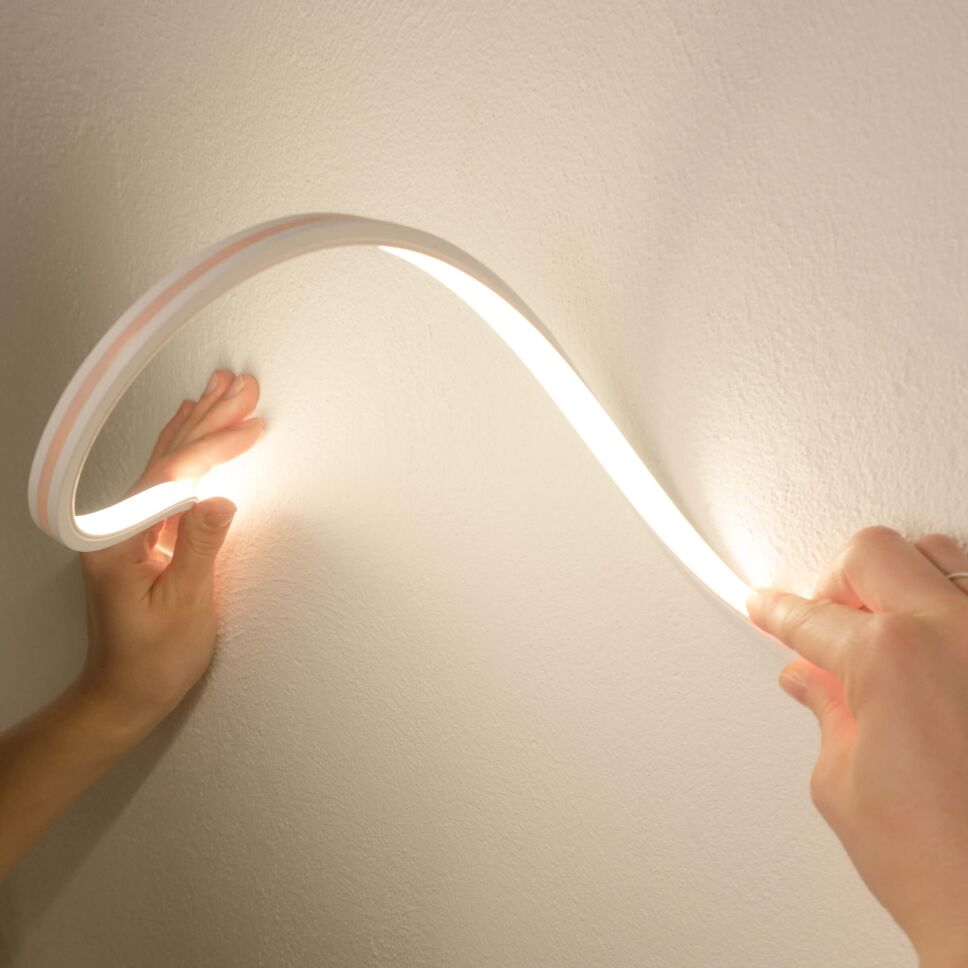 NEON UP LED Streifen gebogen und verdreht an der Wand