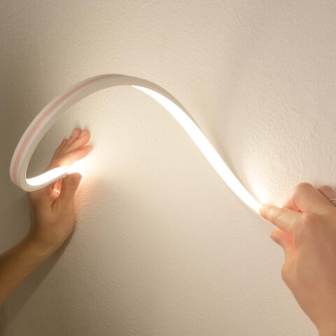 NEON UP LED Streifen gebogen und verdreht an der Wand