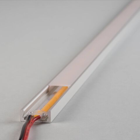 Foto vom flachen LED Alu Oberflächen-Profil SKP mit opaler Abdeckung und einem verbauten COB LED Streifen, welcher ausgeschaltet ist.