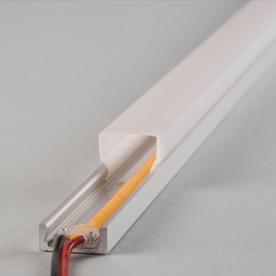 LED Alu Profil SKP-E mit eckiger Abdeckung in weiß. Installierter COB LED Streifen leuchet gleichmäßig und leuchtet die gesamte Abdeckung aus.