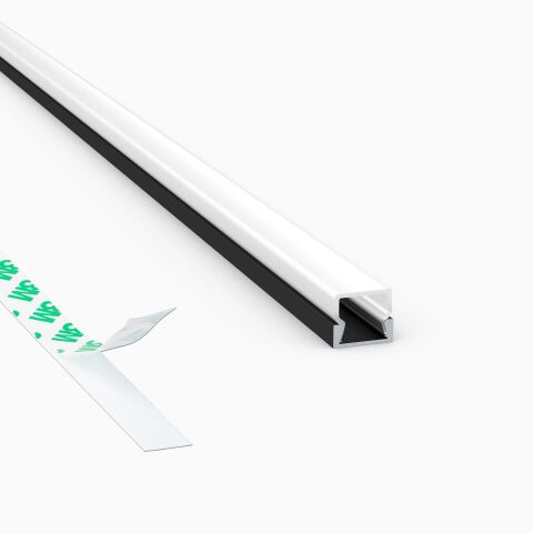 Produktbild vom LED Alu Profil SKP-E ins schwarz mit opal eckiger Abdeckung und 3M Klebeband, freigestellt vor grauem Hintergrund