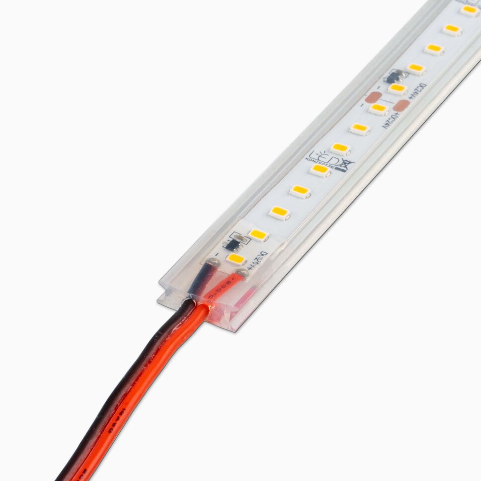 Nahaufnahme eines LED Streifen im  IP66 Schlauch verbaut im LED Alu Profil HRTP