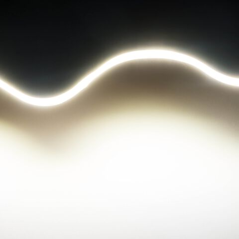 CCT LED Streifen leuchtend zur Welle gelegt. Beide Kanäle sind auf gleiche Last und der Streifen leuchtet mit seiner maximalen Helligkeit neutralweiß