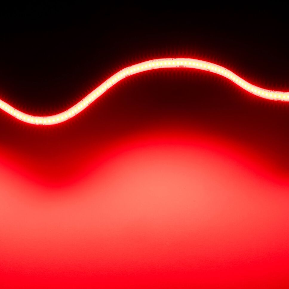 rot leuchtender RGB COB LED Streifen, lediglich der rote Kanal ist eingeschaltet und emittiert rotes Licht