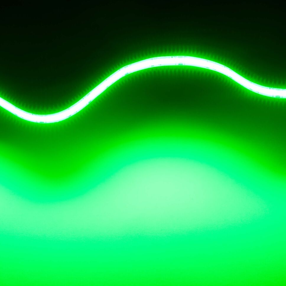 RGB COB LED Streifen zur Lichtwelle gelegt, grüner Kanal leuchtet, das emittierte Licht ist sehr satt, hell und gleichmäßig