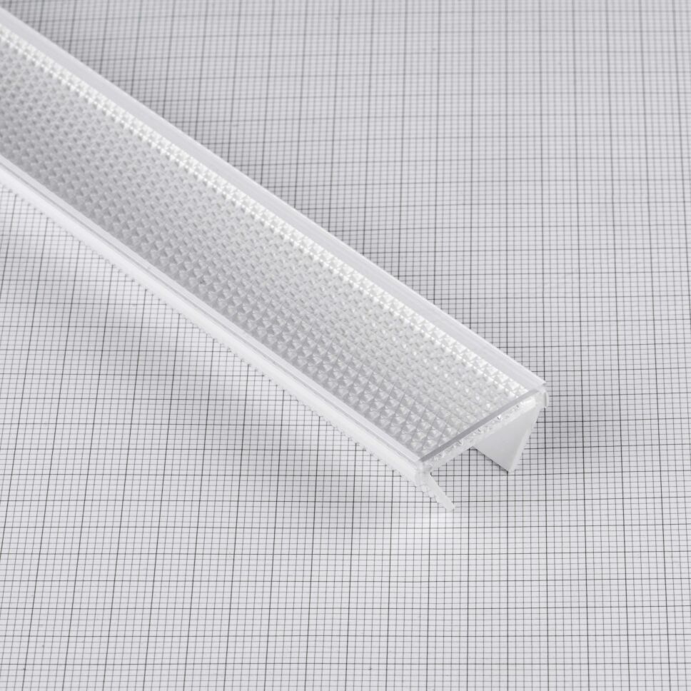 prismatische COEX12 Abdeckung für LED Alu Profile, Produktbild auf karierter Unterlage