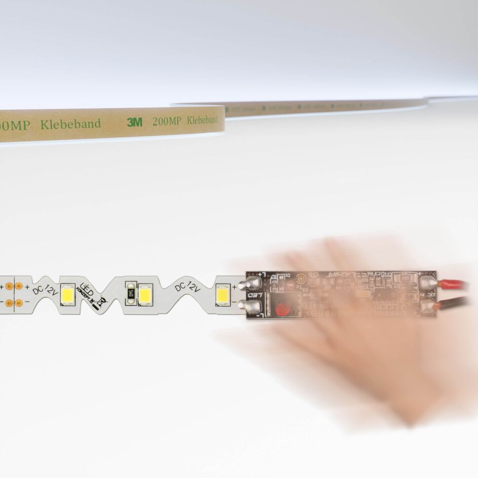 kaltweißer LED Streifen mit bidirektional biegberer Leiterplatte und vormontiertem Profil-Dimmer, Produktbild vor grauen Hintergrund