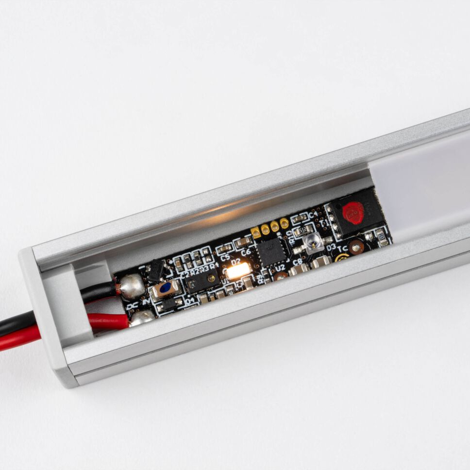 Nahaufnahme vom LED Profil Sensor-Dimmer im LED Alu Profil SKTP