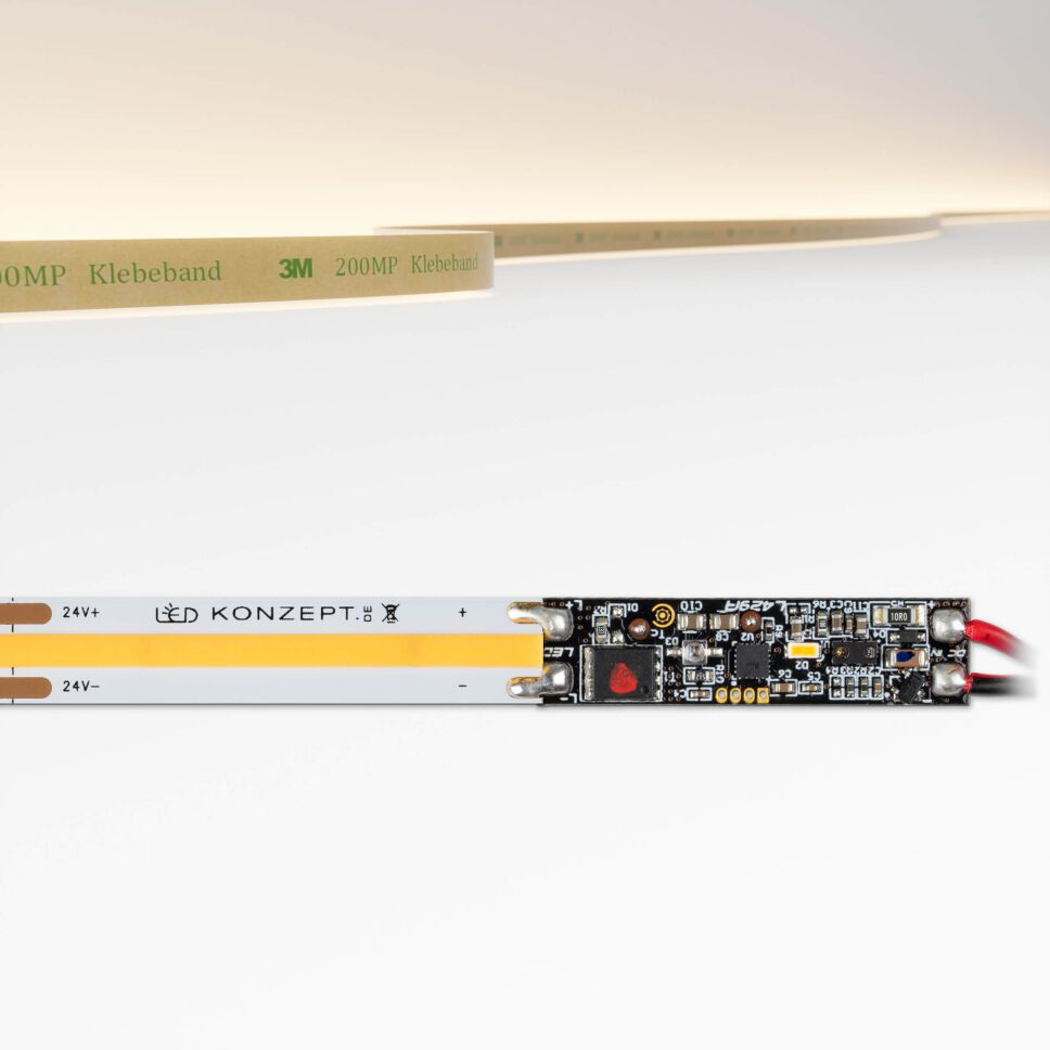 warmweiß leuchtender COB LED Streifen mit anmontiertem schwarzen Profil-Dimmer. Freigestelltes Produktbild vor grauem Hintergrund
