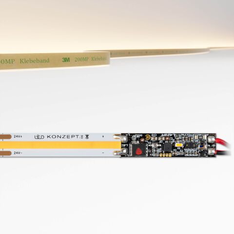 warmweiß leuchtender COB LED Streifen mit anmontiertem schwarzen Profil-Dimmer. Freigestelltes Produktbild vor grauem Hintergrund