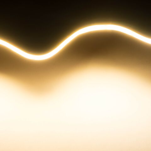 warmweiß leuchtender COB LED Streifen 12160 mit 3000K und flexibler Leiterplatte zur Lichtwelle verlegt