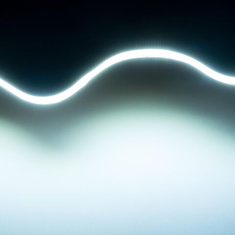dualweißer CCT COB LED Streifen mit 2 x 304 LEDs pro Meter auf kaltweiß (6500K) eingestellt. Der Streifen ist flexibel und zur Lichtwelle gelegt