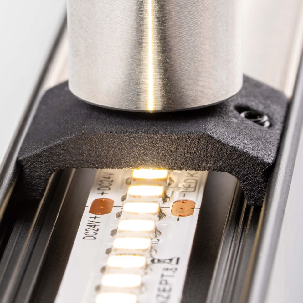 Makroaufnahme vom Profilbefestiger APNT-BASIC mit einm durchgehend leuchtenden LED Streifen