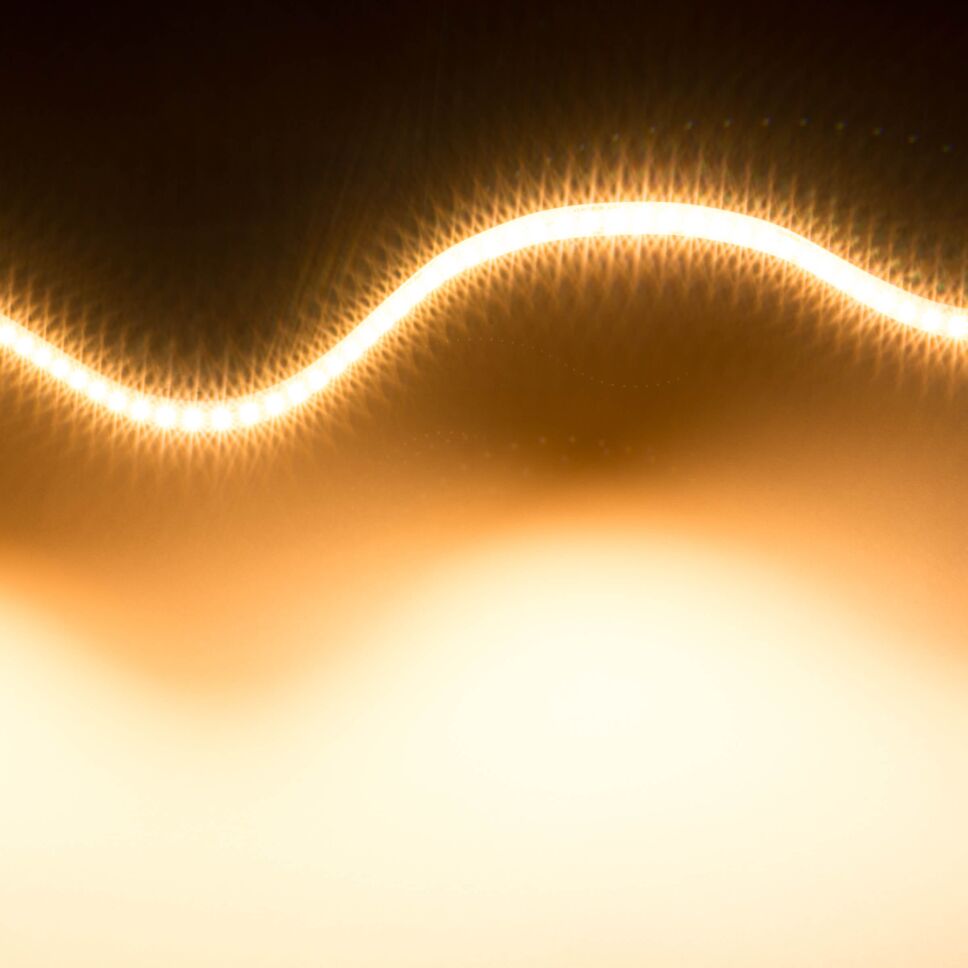 High Power CCT LED Streifen 12680, lediglich warmweiß leuchtet. LED Streifen ist zur Welle gelegt