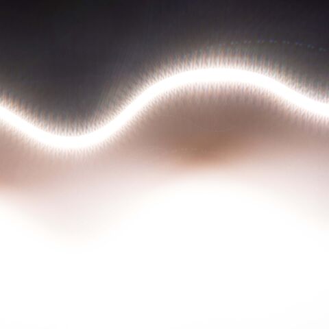 CCT LED Streifen leuchtend zur Welle gelegt. Beide Kanäle sind auf volle Last und der Streifen leuchtet mit seiner maximalen Helligkeit. Emittiertes Licht ist neutralweiß