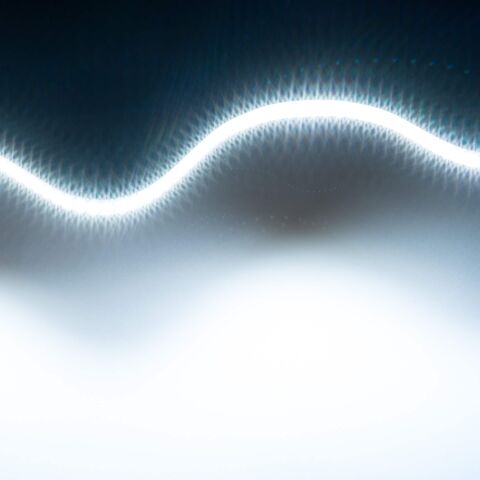 dualweißer CCT LED Streifen mit 288 LEDs pro Meter auf kaltweiß (6500K) eingestellt. Der Streifen ist flexibel und zur Lichtwelle gelegt