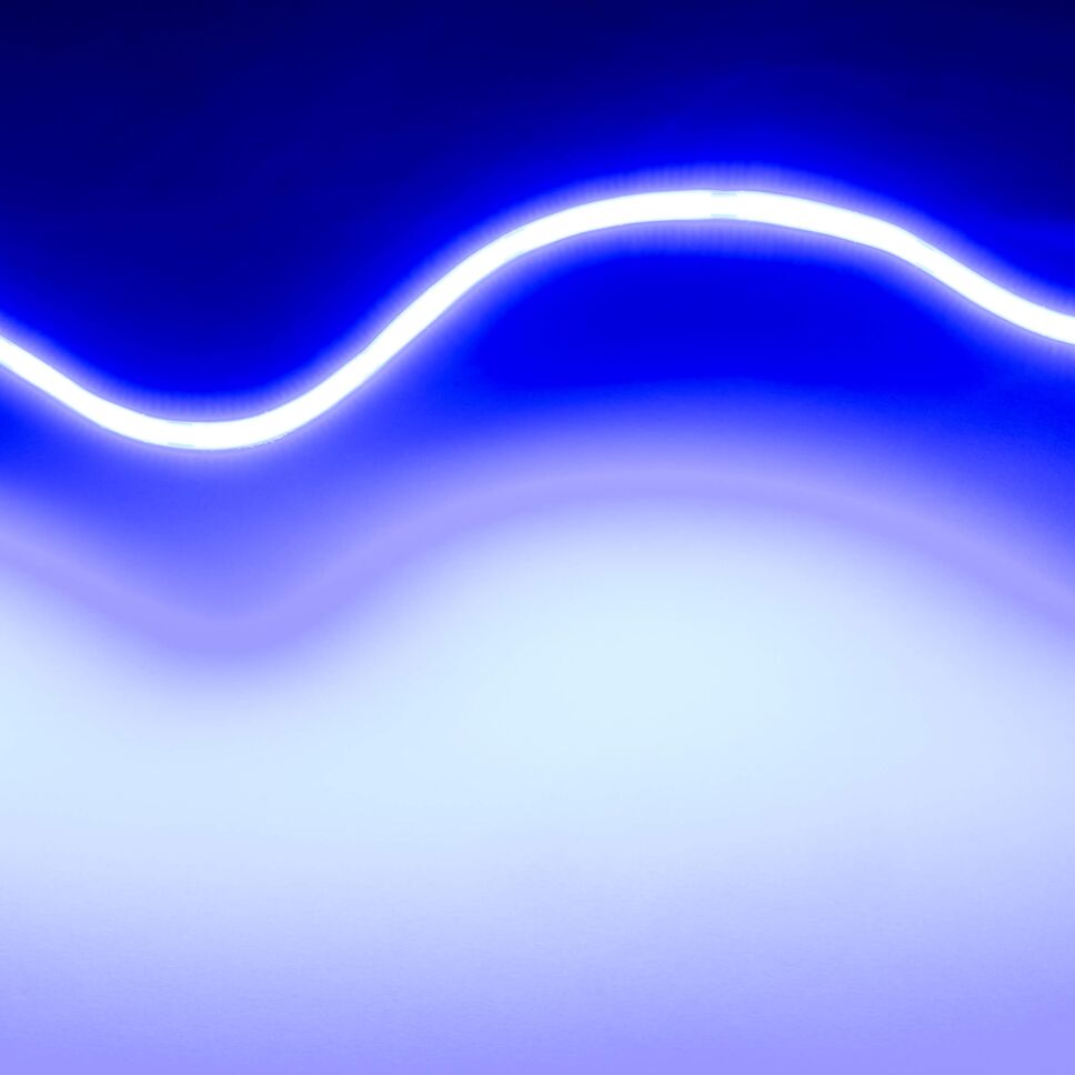 Techniche Abbildung vom blau leuchtenden 24V COB LED Streifen 12690. Das Bild ist bemaßt