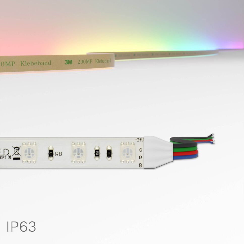 auf weiss gestellter RGB LED Streifen mit IP63 Schutzart, das weiße Licht weist einen Blaustich auf