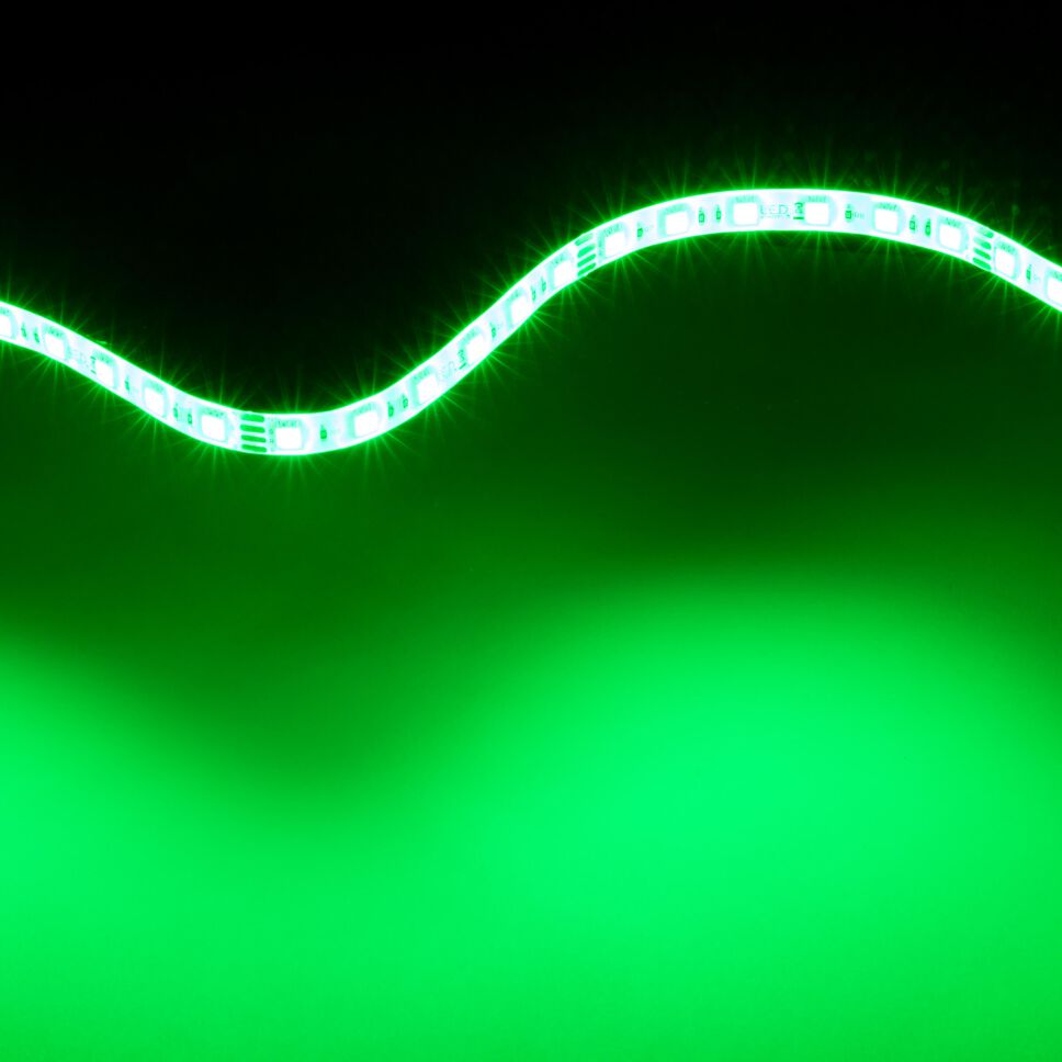 RGB LED Streifen auf grün eingestellt, das grüne Licht leuchtet sehr satt und gleichmäßig